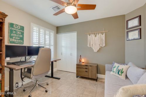 725 Country Gables Dr, Phoenix AZ 85053-4528 exterior