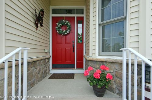 23 Fernwood Dr, Tinton Falls, NJ 07712-8712