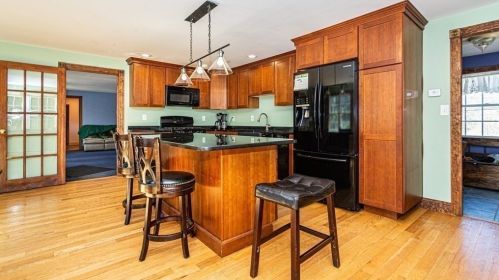 56 Chestnut St, North Reading, MA 01864-2820