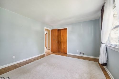 24 Dixon Pl, East Hanover NJ 07936-3049 exterior