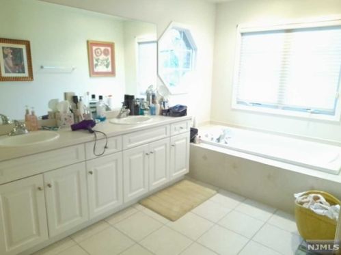 120 Stonegate Trl, Cresskill NJ 07626-2437 exterior