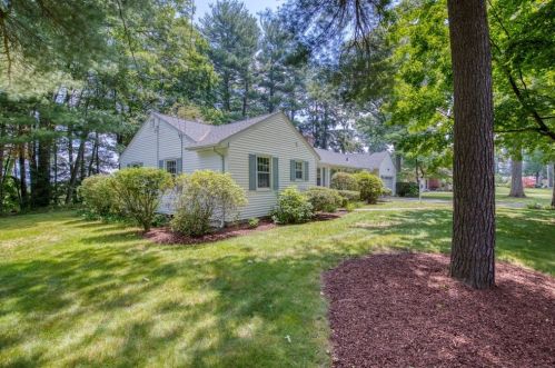 35 Llewellyn Dr, Montgomery, MA 01085-2513