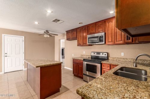 8444 6 Ave, Phoenix AZ 85023-6580 exterior