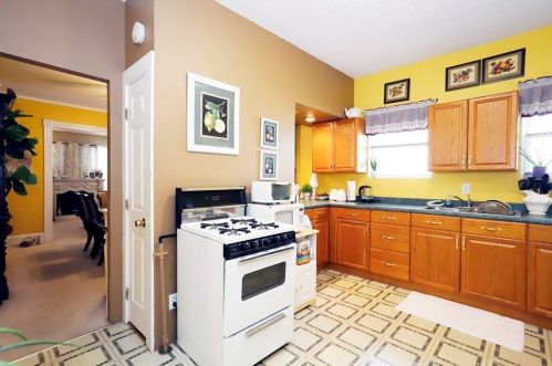 106 Arnold St, New Bedford MA 02740-3640 exterior