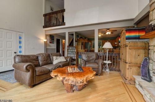 364 Skyline Lk Dr, Skyline Lakes NJ 07456-1943 exterior