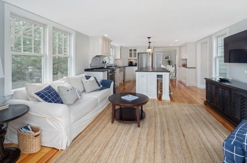 56 Elm St, Hingham MA 02043-2431 exterior