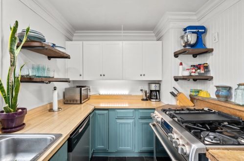 81 Spring St, Quincy, MA 02169-3823