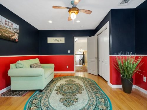 6 Rowe St, Newton MA 02466-1596 exterior