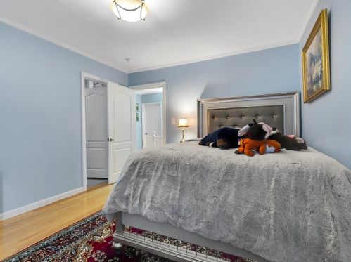 6 Rowe St, Newton MA 02466-1596 exterior