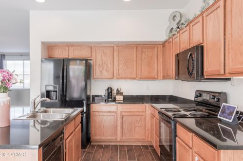 7233 39 Way, Phoenix AZ 85050-5428 exterior