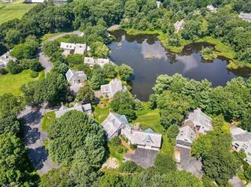 28 Jackson Pond Rd, Dedham MA  02026-5524 exterior