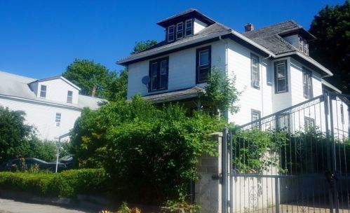 62 Laurel St, Worcester, MA 01605-3068