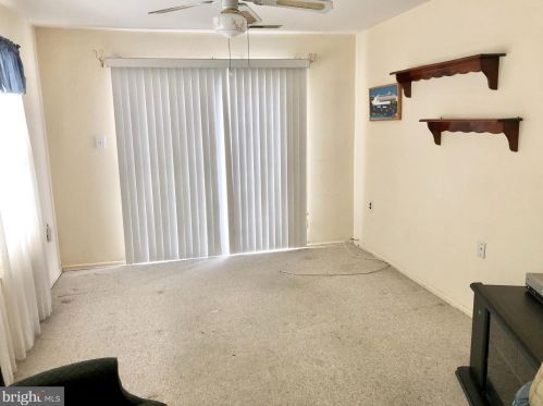 8 Knollwood Dr, West Deptford NJ 08096-6702 exterior