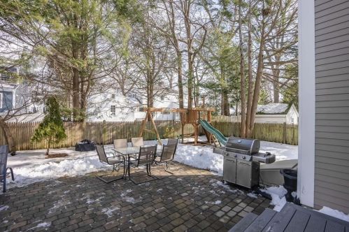 319 Hillcrest Rd, Needham MA 02492-4028 exterior