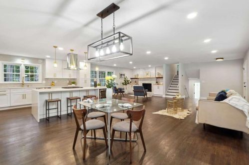 2022 Deren Way, Atlanta GA  30345-3710 exterior