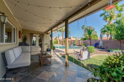 725 Country Gables Dr, Phoenix AZ 85053-4528 exterior