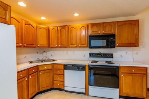 23 Castle Hill Rd, Agawam MA  01001-2460 exterior