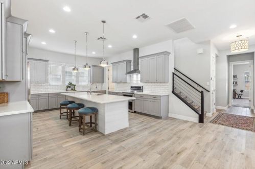 3841 Crittenden Ln, Phoenix, AZ 85019-4015