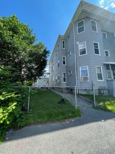 30 St, Worcester MA 01604-4413 exterior