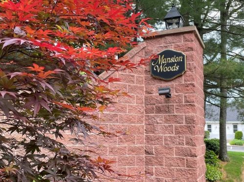 4 Mansion Woods Dr, Agawam MA 01001-2398 exterior