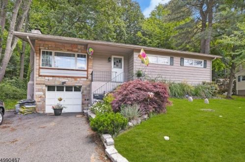 20 Canterbury Rd, Skyline Lakes, NJ 07456-1904