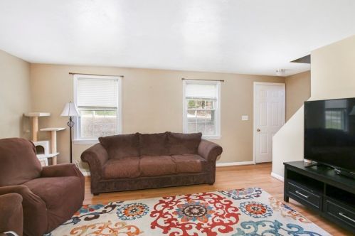 142 St, East Brookfield MA 01515-1612 exterior