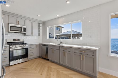 13095 Neptune Dr, San Leandro CA  94577-3130 exterior