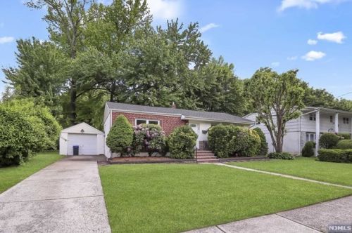 28 Maple St, Cresskill NJ  07626-2418 exterior