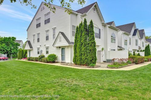 17 Dover Ct, Tinton Falls, NJ 07712-7763