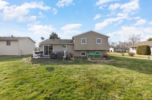 3964 Kingsway Dr, Crown Point IN 46307-8944 exterior