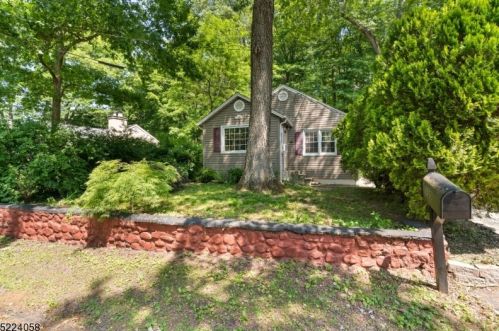 350 Skyline Lake Dr, Skyline Lakes, NJ 07456-1921