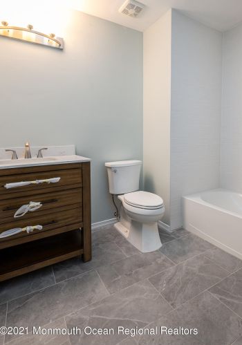 10 Essex Dr, Little Silver NJ  07739-1230 exterior