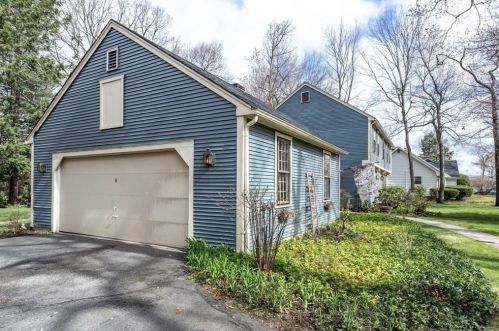 77 Overlook Dr, Montgomery, MA 01085-2516