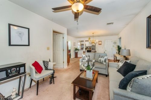 10-2 Dara Dr, East Hanover, NJ 07936-1642