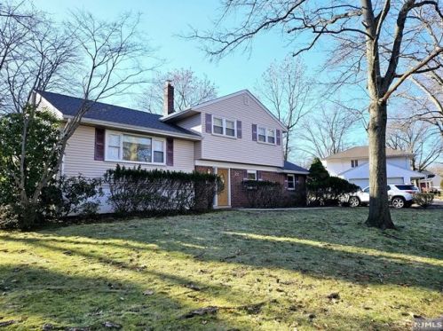 22 Burns Pl, Cresskill NJ  07626-1049 exterior
