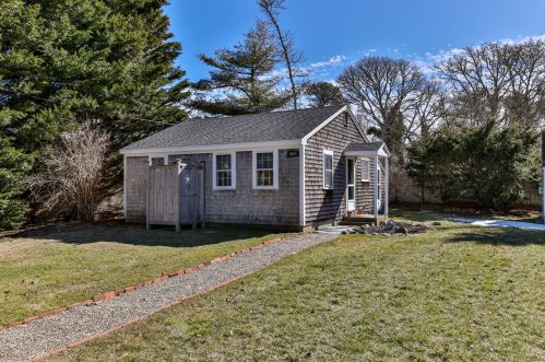 1359 Main St, Chatham MA 02633-2464 exterior