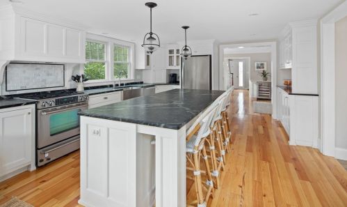 56 Elm St, Hingham MA 02043-2431 exterior