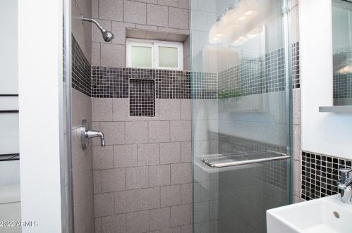 1242 Edgemont Ave, Phoenix AZ 85035-1735 exterior