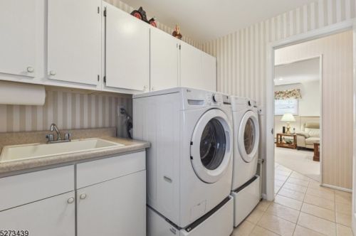 47 Ronald Dr, East Hanover NJ  07936-1420 exterior