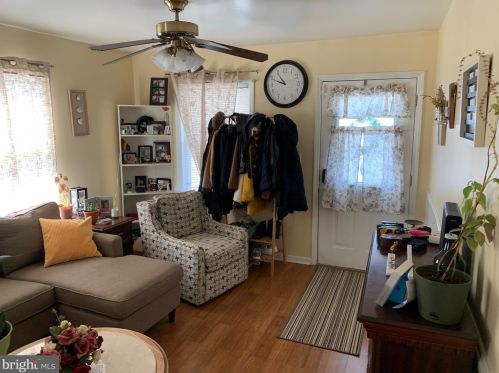 1533 Delaware St, West Deptford, NJ 08066-1421