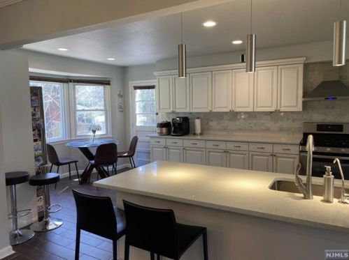 2 Wright Pl, Cresskill NJ  07626-1032 exterior