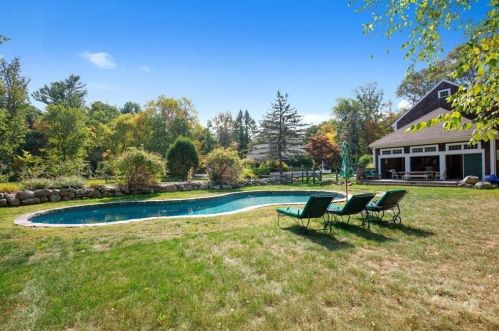 10 Summer St, Hingham MA 02043-2219 exterior