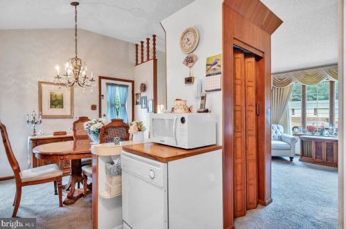 228 Somerset Rd, West Deptford NJ 08096-6066 exterior