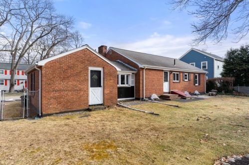 37 Spruce St, Milton MA 02186-4633 exterior