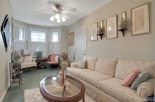 16 Argyle Pl, Kearny, NJ 07032-2705