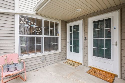 961 Kelly Ln, Sycamore, IL 60178-9509