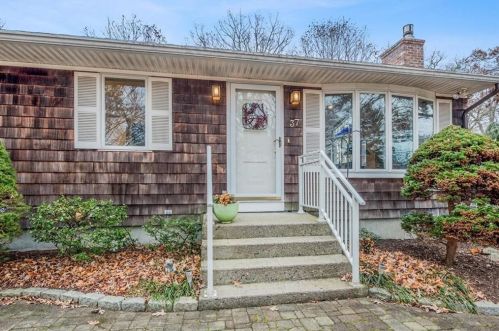 37 Balsam Rd, Wakefield, RI 02879-5513