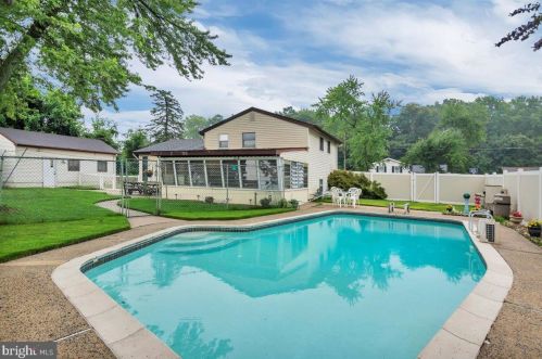 228 Somerset Rd, West Deptford NJ 08096-6066 exterior