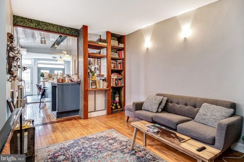 945 5th St, Philadelphia, PA 19147-4107