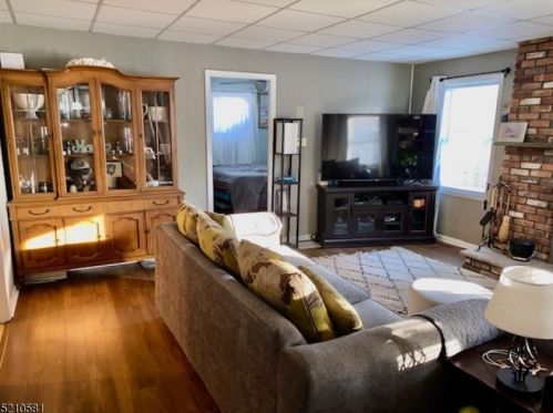 27 Voorhis Pl, Skyline Lakes NJ  07456-2234 exterior